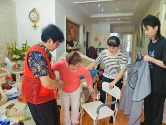 宝塔山社区党员志愿者上门义剪圆老人心事